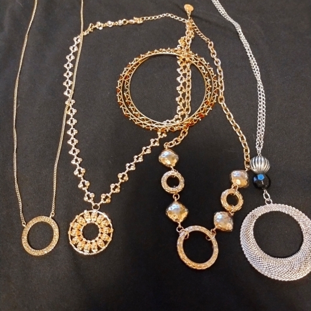 Set of 4 circle pendant necklaces and 2 bracelets